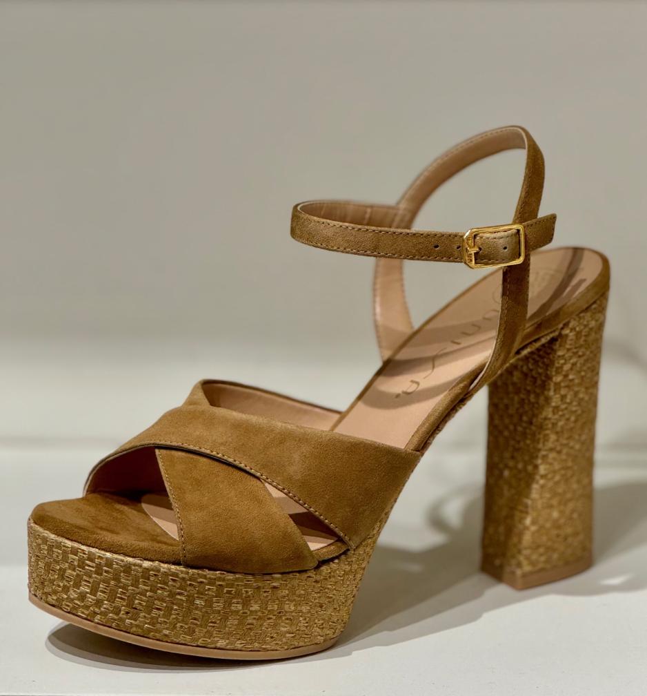Semsket sandal med høy kraftig hæl og platåsåle i raffia